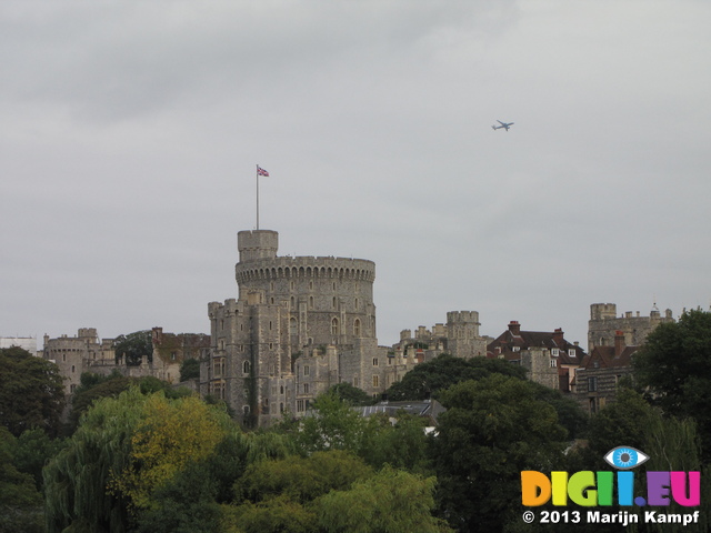 SX30224 Airplane over Windsor Castle